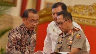 Mensesneg Pratikno (kiri) berbincang dengan Kepala BIN Budi Gunawan (tengah) dan Kapolri Jenderal Pol Tito Karnavian sebelum mengikuti Sidang Kabinet Paripurna di Istana Negara Jakarta, Rabu (16/5).