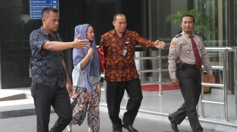 Istri Bupati Bengkulu Selatan Heni Dirwan tiba di Gedung Merah Putih Komisi Pemberantasan Korupsi (KPK), Jakarta, Rabu (16/5). 