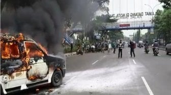 Asap Mengepul, Tiba-tiba Angkot Terbakar di Jalan MH Thamrin