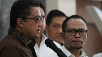 Menteri Ketenagakerjaan Hanif Dhakiri bersama Ketua Komisi IX DPR RI Dede Yusuf, memberikan keterangan kepada media terkait pembentukan Satuan Tugas Pengawasan Tenaga Kerja Asing (TKA) di Kementerian Ketenagakerjaan, Jakarta (kamis (17/5). 