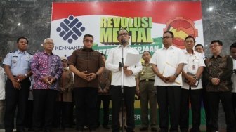 Menteri Ketenagakerjaan Hanif Dhakiri bersama Ketua Komisi IX DPR RI Dede Yusuf, memberikan keterangan kepada media terkait pembentukan Satuan Tugas Pengawasan Tenaga Kerja Asing (TKA) di Kementerian Ketenagakerjaan, Jakarta (kamis (17/5). 