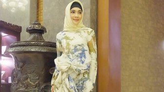 10 Potret Terkini Indah Dewi Pertiwi Pakai Baju Syari, Semakin Mantap Hijrah