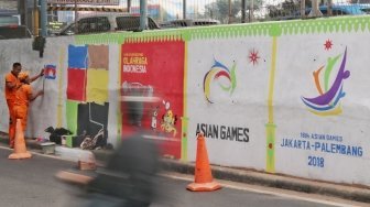 Petugas PPSU membuat mural bertema Asian Games di kawasan Kebagusan, Jakarta, Kamis (17/5).