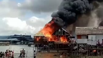 Kompor Meleduk, Belasan Rumah di Pinggir Sungai Dilalap Api