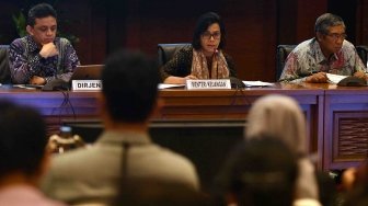 Menteri Keuangan Sri Mulyani (tengah) didampingi Wamenkeu Mardiasmo (kanan) dan Dirjen Pengelolaan Pembiayaan dan Risiko Luky Alfirman (kiri) memberikan keterangan pers kinerja APBN 2018 di kantor Kemenkeu, Jakarta, Kamis (17/5). 