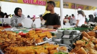 Sejumlah warga membeli makanan untuk berbuka puasa di pasar takjil Bendungan Hilir (Benhil), Jakarta,Kamis (17/5).