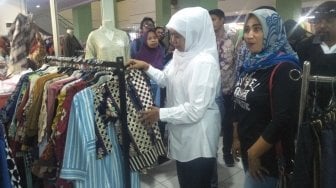 Puasa Pertama, Khofifah Belanja Baju Sampai Jutaan, Buat Apa?