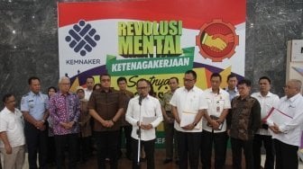 Menteri Ketenagakerjaan Hanif Dhakiri bersama Ketua Komisi IX DPR RI Dede Yusuf, memberikan keterangan kepada media terkait pembentukan Satuan Tugas Pengawasan Tenaga Kerja Asing (TKA) di Kementerian Ketenagakerjaan, Jakarta (kamis (17/5). 