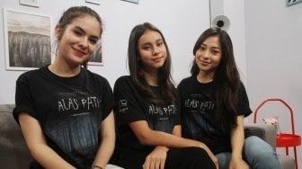 Artis film Alas Pati, Nikita Willy, Stefhanie Zamora, dan Naomi Paulinda mendatangi kantor suara.com, di Jakarta, Jumat (18/5).