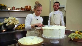 Pemilik Violet Bakery, Claire Ptak menyelesaikan kue untuk pernikahan Pangeran Harry dan Meghan Markle di dapur Istana Buckingham, London, Kamis (17/5).