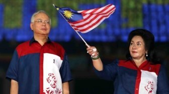 Mantan PM Malaysia Najib Razak bersama istri Rosmah Mansor di Bukit Jalil Stadium, Kuala Lumpur, Malaysia, Agustus 2012.