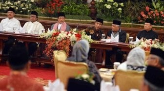 Presiden Joko Widodo (ketiga kanan) bersama (dari kiri) Panglima TNI Marsekal TNI Hadi Tjahjanto, Ketua DPD Oeman Sapta Odang, Imam Besar Masjid Istiqlal Nasaruddin Umar, Utusan Khusus Presiden untuk Dialog dan Kerjasama Antaragama dan Peradaban Din Syamsuddin, dan Ketua DPR Bambang Soesatyo menghadiri buka puasa bersama pimpinan lembaga tinggi negara di Istana Negara, Jakarta, Jumat (18/5). 