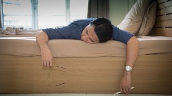 Sering Tidur Tengkurap, Ini Bahayanya bagi Tubuh Anda