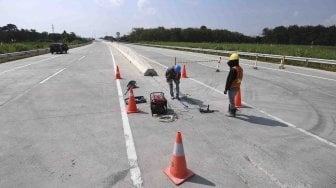 Pekerja mengerjakan pembatas jalan pada ruas Tol Pejagan-Pemalang di Tegal, Jawa Tengah, Jumat (18/5).