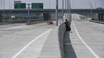 Pekerja mengerjakan pembatas jalan pada ruas Tol Pejagan-Pemalang di Tegal, Jawa Tengah, Jumat (18/5).