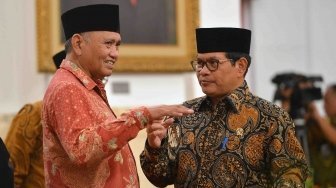 Ketua KPK Agus Raharjo (kiri) berbincang dengan Seskab Pramono Anung ketika menghadiri buka puasa bersama pimpinan lembaga tinggi negara di Istana Negara, Jakarta, Jumat (18/5).