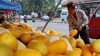 Penjual timun suri di Pasar Palmerah, Jakarta, Jumat (18/5). 