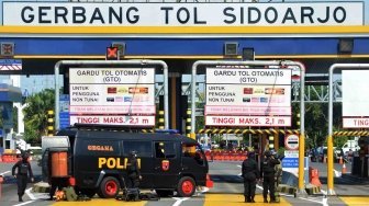 Tim Gegana Sat Brimob Polda Jawa Timur bersiap menjinakkan sebuah benda yang diduga bom di loket Pintu masuk Tol Sidoarjo, Jawa Timur, Jumat (18/5).