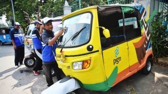 Sejumlah bajaj bertema Asian Games 2018 di kawasan Monas, Jakarta, Jumat (18/5).