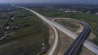 Simpang susun Adiwerna ruas Tol Pejagan-Pemalang di Tegal, Jawa Tengah, Jumat (18/5).