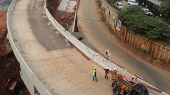 Aktivitas proyek pembangunan Jalan Tol Depok-Antasari (Desari) seksi I di kawasan Cilandak, Jakarta, Sabtu (19/5). 