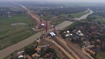 Proyek pembangunan jembatan Kali Kuto pada ruas tol Batang-Semarang di Batang, Jawa Tengah, Sabtu (19/5). 