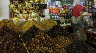  Penjualan buah kurma di Pasar Tanah Abang, Jakarta Pusat, Sabtu (19/5).