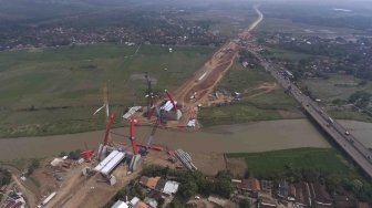 Proyek pembangunan jembatan Kali Kuto pada ruas tol Batang-Semarang di Batang, Jawa Tengah, Sabtu (19/5). 