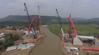 Proyek pembangunan jembatan Kali Kuto pada ruas tol Batang-Semarang di Batang, Jawa Tengah, Sabtu (19/5). 