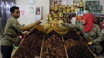  Penjualan buah kurma di Pasar Tanah Abang, Jakarta Pusat, Sabtu (19/5).