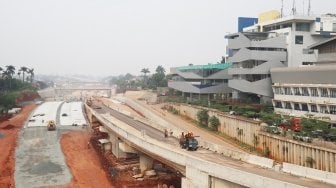 Aktivitas proyek pembangunan Jalan Tol Depok-Antasari (Desari) seksi I di kawasan Cilandak, Jakarta, Sabtu (19/5). 