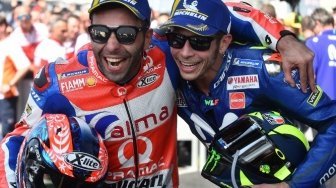 Danilo Petrucci (kiri) dan Valentino Rossi berpose usai gelaran MotoGP Prancis, Minggu (20/5/2018) [AFP]