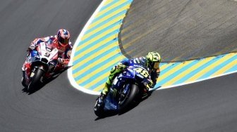 Pebalap Movistar Yamaha Valentino Rossi melahap tikungan dalam balapan seri kelima di Le Mans, Prancis, Minggu (20/5/2018) [AFP]