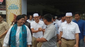 Warga Tarawih di JPO Pasar Gembrong, Sandiaga: Saya Terenyuh