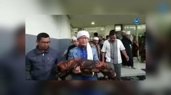 Video Aa Gym Gendong Jasad Cucunya ke Pemakaman