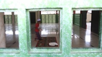 Suasana Masjid Babah Alun, Jalan Papanggo, kolong Tol Wiyoto Wiyono, Warakas, Jakarta Utara, Senin (21/5).