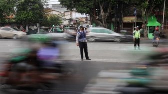 Beton Penutup Simpang Mampang Dibongkar Warga