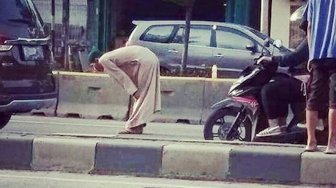 Inilah Video Orang Salat di Tengah Jalan yang Bikin Heboh