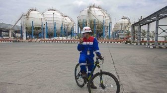 Pekerja mengayuh sepeda di kawasan Depot LPG Tanjung Priok di Jakarta di Depot LPG Tanjung Priok, Jakarta, Senin (21/5). 