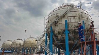 Pekerja mengawasi tangki timbun di kawasan Depot LPG Tanjung Priok di Jakarta di Depot LPG Tanjung Priok, Jakarta, Senin (21/5). 