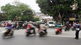 Petugas Kepolisian bersama petugas Dinas Perhubungan mengatur lalu lintas di tiga persimpangan Jalan Mampang Prapatan, Jakarta Selatan, Senin (21/5). 