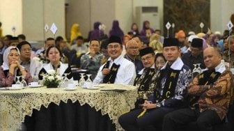 Mantan Presiden yang juga Ketua Dewan Kehormatan Ikatan Cendekiawan Muslim se-Indonesia (ICMI) BJ Habibie (tengah) didampingi Ketua Umum ICMI Jimly Asshidiqie (ketiga kiri) serta sejumlah tokoh muda Yenny Wahid (kiri), Puan Maharani (kedua kiri), Agus Harimurti Yudhoyono (kedua kanan) dan Ilham Habibie (kanan) menghadiri sarasehan nasional yang diselenggarakan oleh ICMI di Jakarta, Senin (21/5).