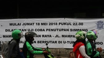 Petugas Kepolisian bersama petugas Dinas Perhubungan mengatur lalu-lintas di tiga persimpangan Jalan Mampang Prapatan, Jakarta Selatan, Senin (21/5). 