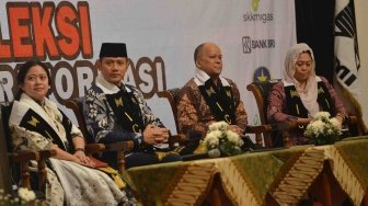 Tokoh muda Puan Maharani (kiri), Agus Harimurti Yudhoyono (kedua kiri), Ilham Habibie (kedua kanan) serta Yenny Wahid menjadi pembicara pada diskusi sarasehan nasional yang diselenggarakan oleh ICMI di Jakarta, Senin (21/5).