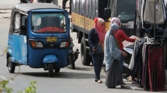 Gelar Dagangan di Trotoar Pasar Senen