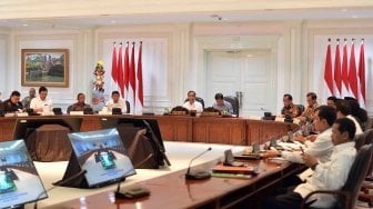 Presiden Joko Widodo (kelima kiri) didampingi Wapres Jusuf Kalla memimpin rapat terbatas mengenai terorisme di Kantor Presiden, Jakarta, Selasa (22/5). 