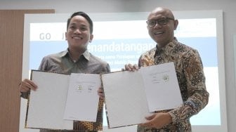 Direktur Utama PT MRT Jakarta, William P Sabandar bersama Presiden Go-JEK Indonesia Andre Soelistyo usai menandatangani Nota Kesepahamam terkait "Studi pengembangan Non-Farebox Busines dan Mobile Payment untuk MRT Jakarta" di Wisma Nusantara, Jakarta, Selasa (22/5).