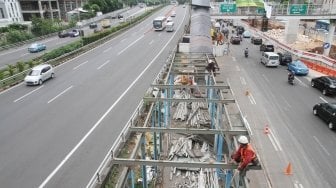 Sejumlah pekerja membongkar halte TransJakarta BNN di kawasan Cawang, Jakarta, Rabu (23/5).