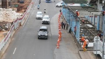 Sejumlah pekerja membongkar halte TransJakarta BNN di kawasan Cawang, Jakarta, Rabu (23/5).