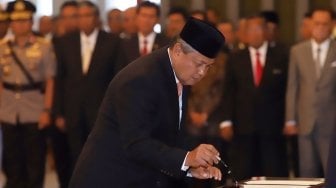 Gubernur Bank Indonesia Perry Warjiyo usai mengucapkan sumpah jabatan saat pelantikannya di Mahkamah Agung, Jakarta, Kamis (24/5).